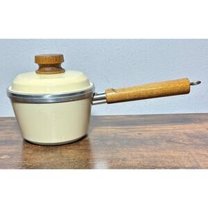 Vintage Club Classic 1 Aluminum 1 Qt Almond Stock Pot with a lid- Wood Handles